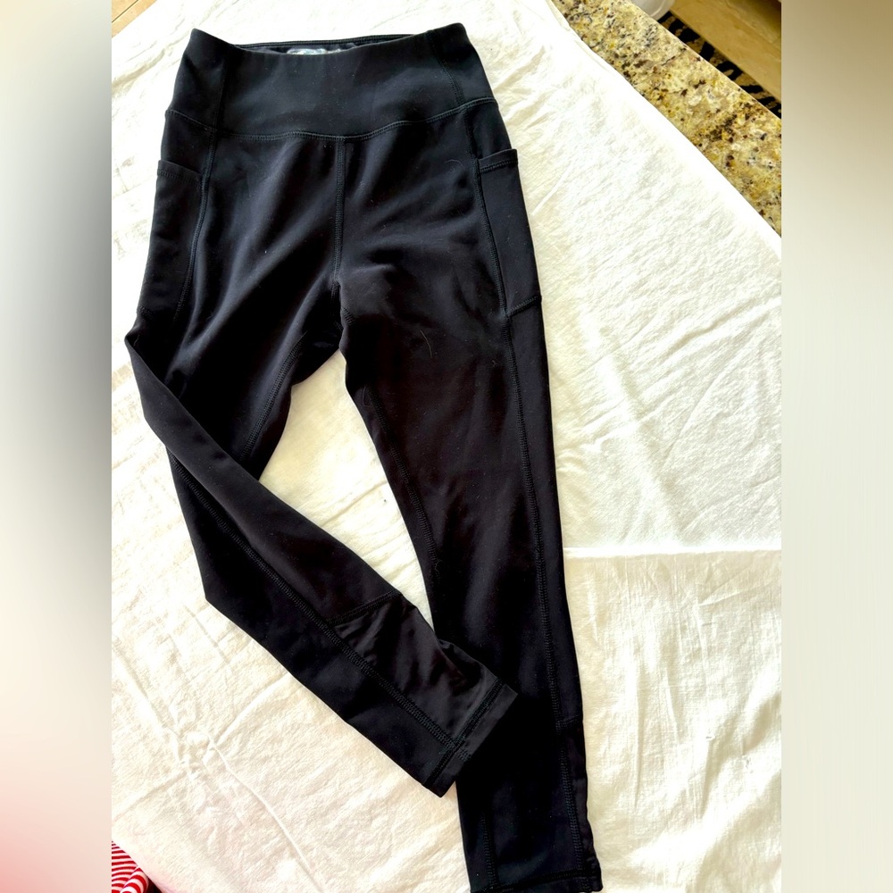 Avia . 7/8‎ medium. Black leggings in like new condition.